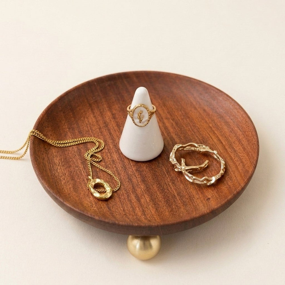 Wooden Pause – Holzschale für Schmuck – Round. Abgebildete Dekoration ist nicht enthalten.