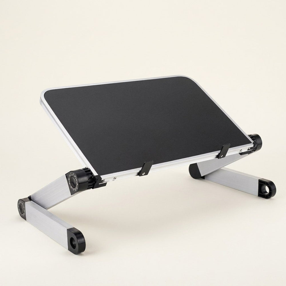 Faltbarer Laptopständer. Abgebildete Dekoration ist nicht enthalten.