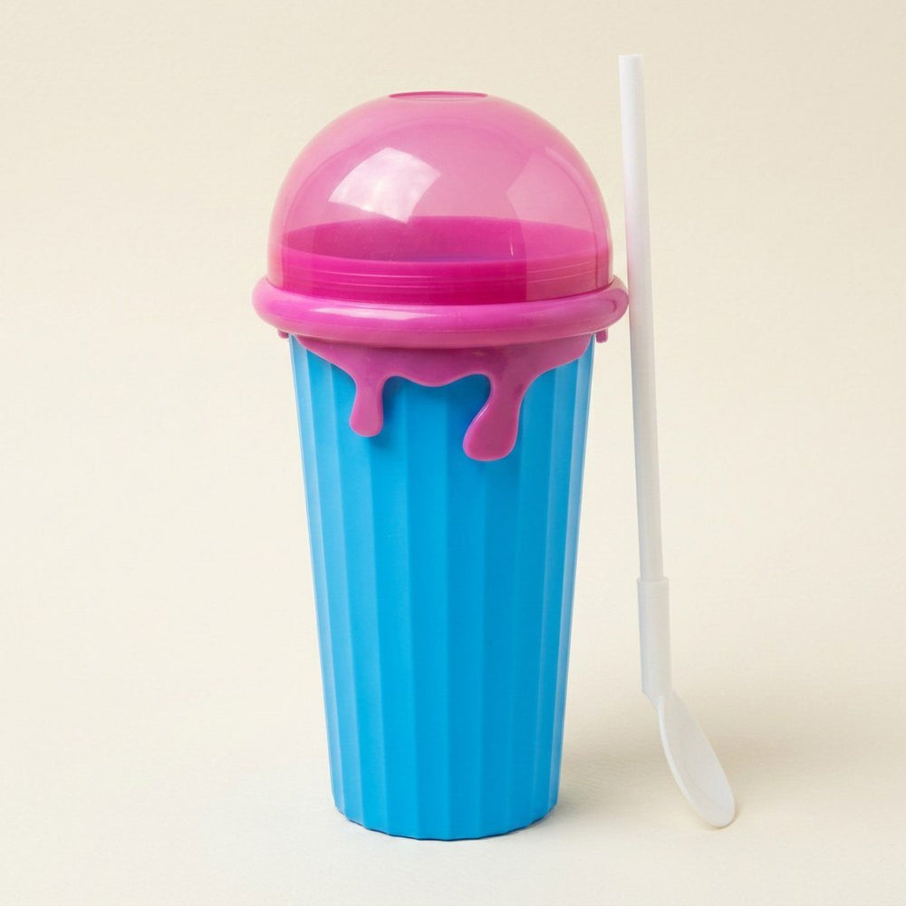 Slushy-Becher zum Drücken. Abgebildete Dekoration ist nicht enthalten.